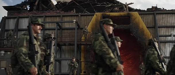 Военные держат город в 5 сезоне Очень странные дела